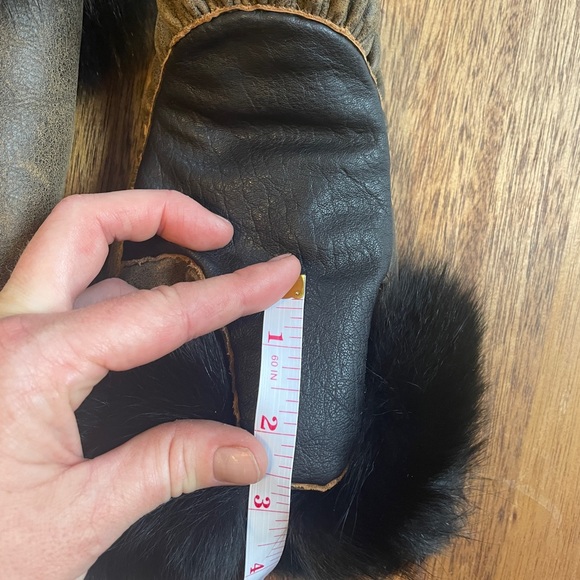 Traditional Inuit leather & fur mittens - Picture 11 of 12